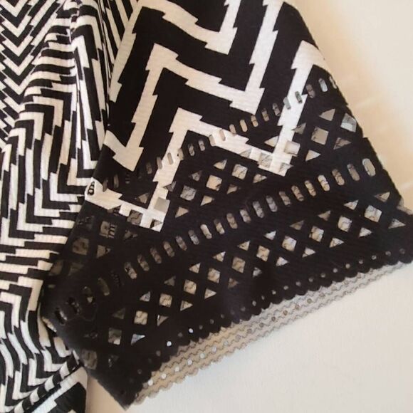 Tahari Arthur S. Levine Black White Print Short Sleeve Laser Trim Top Large - Picture 5 of 9